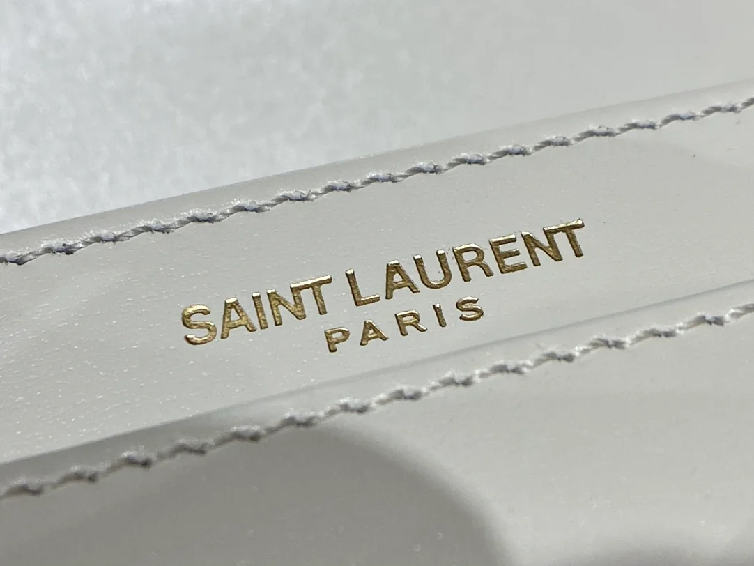 Сумка YSL Solferino Tofu Bag - белая - 18 см - На фото: На мне