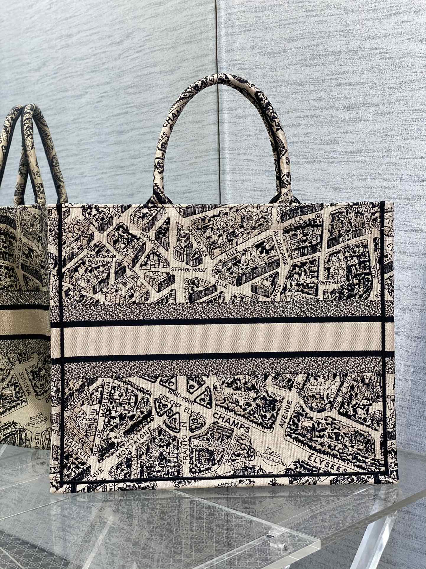 Сумка-тоут Dior Book из коллекции Весна/Лето 2023 — вышивка с картой Парижа — кремовый цвет — большой размер