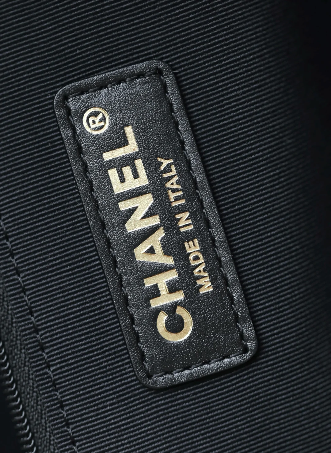 Chanel - ??? - Горизонтальная сумка-шоппер из телячьей кожи - Черная с золотой фурнитурой