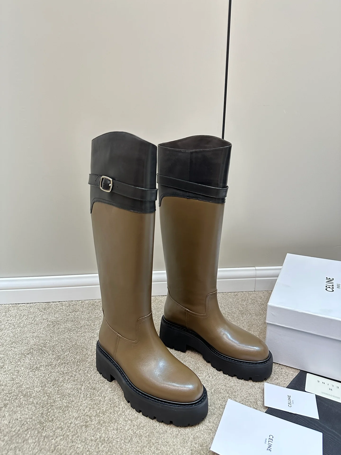 Образ с показа Celine осень/зима 2023 — высокие сапоги — чёрно-коричневый