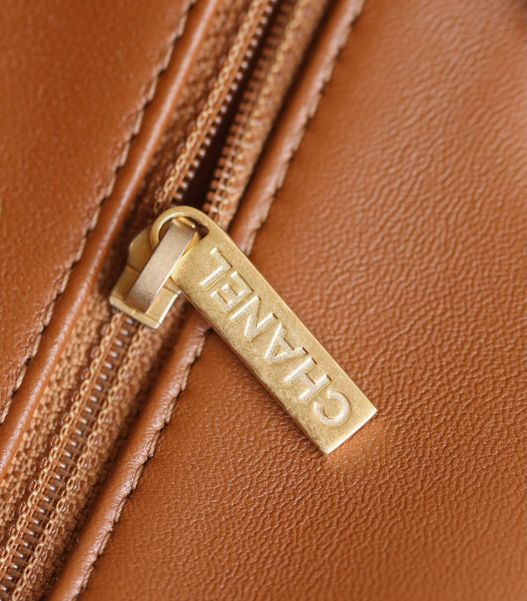 Сумка Chanel с клапаном и цепочкой в ??виде плюшевого мишки из 24-каратного золота (маленькая).