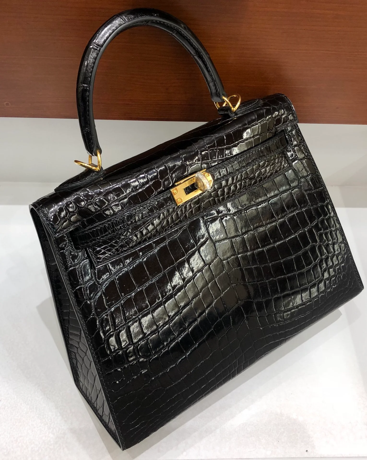 Сумка Hermes Birkin 25 из американской аллигаторовой кожи, черная, с золотой пряжкой.