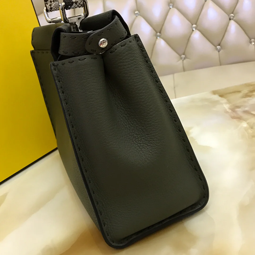 Сумка Fendi Peekaboo Medium из черной кожи.