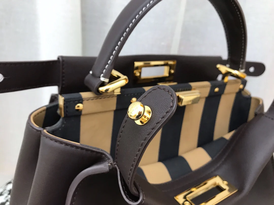 Сумка Fendi Peekaboo Medium из темно-коричневой кожи.