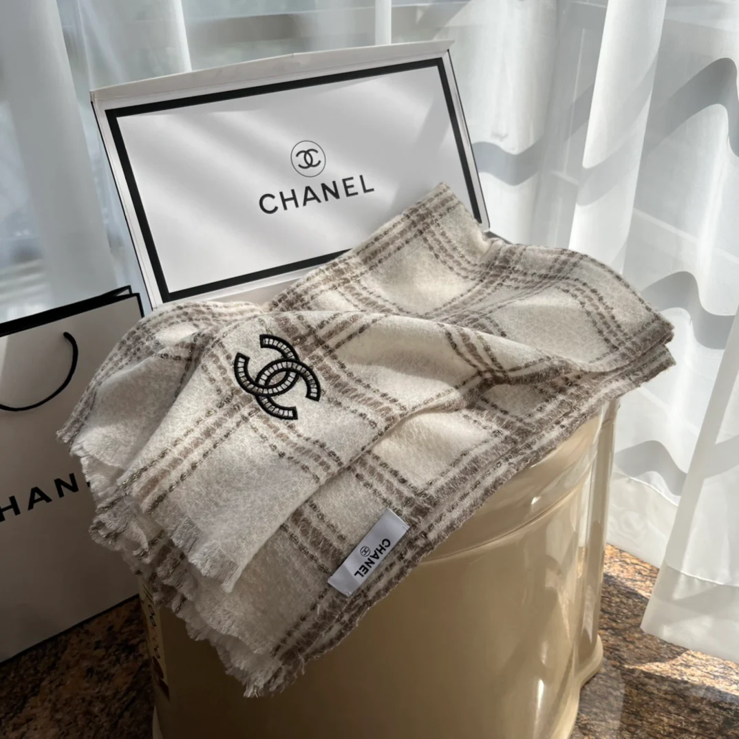Chanel - Большой шарф с золотой отделкой - 75-200 см - Высококачественный импортный кашемир