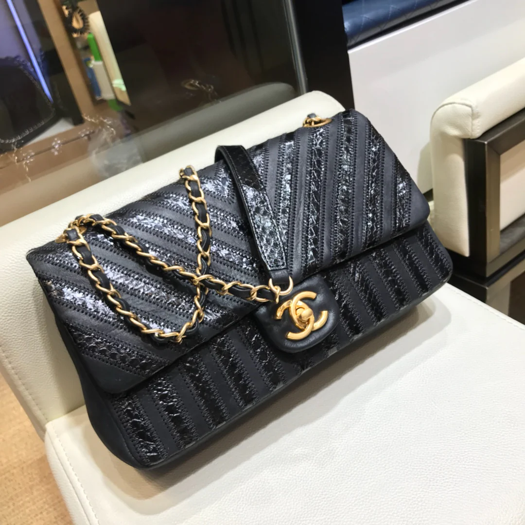 Chanel Осень/Зима 2018 - Лоскутная сумка из вощеной змеиной кожи с узором из овечьей кожи - CF