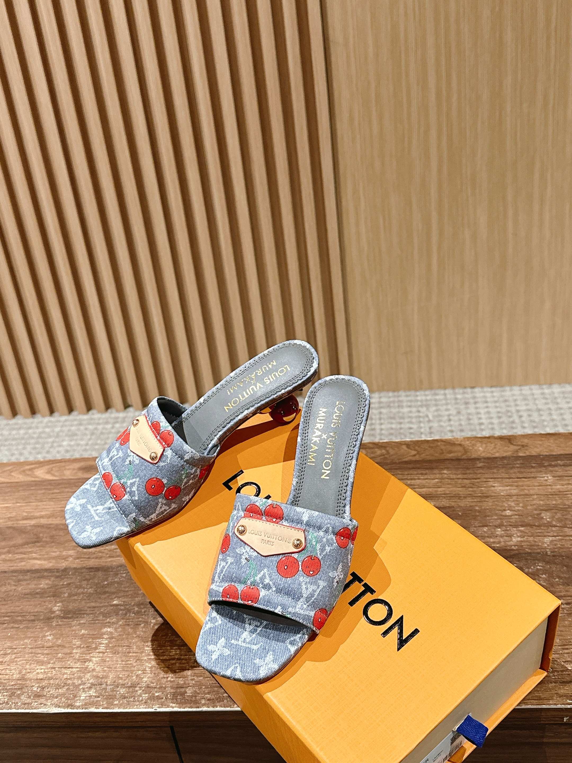 LV - Коллекция Такаши Мураками в стиле ретро - Сандалии на низком каблуке - Серые