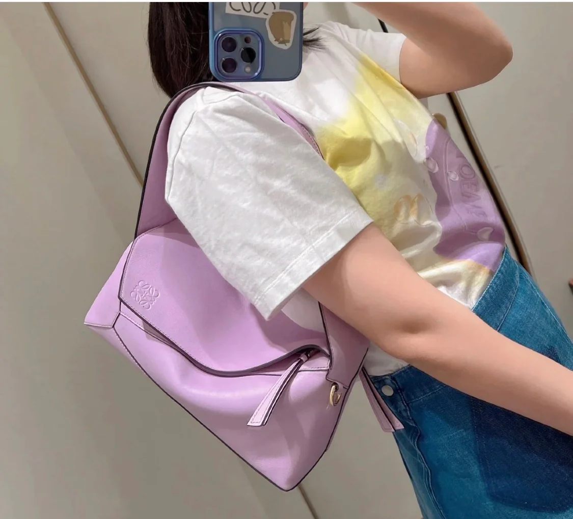 Сумка-хобо Loewe Puzzle, розовато-фиолетовая.