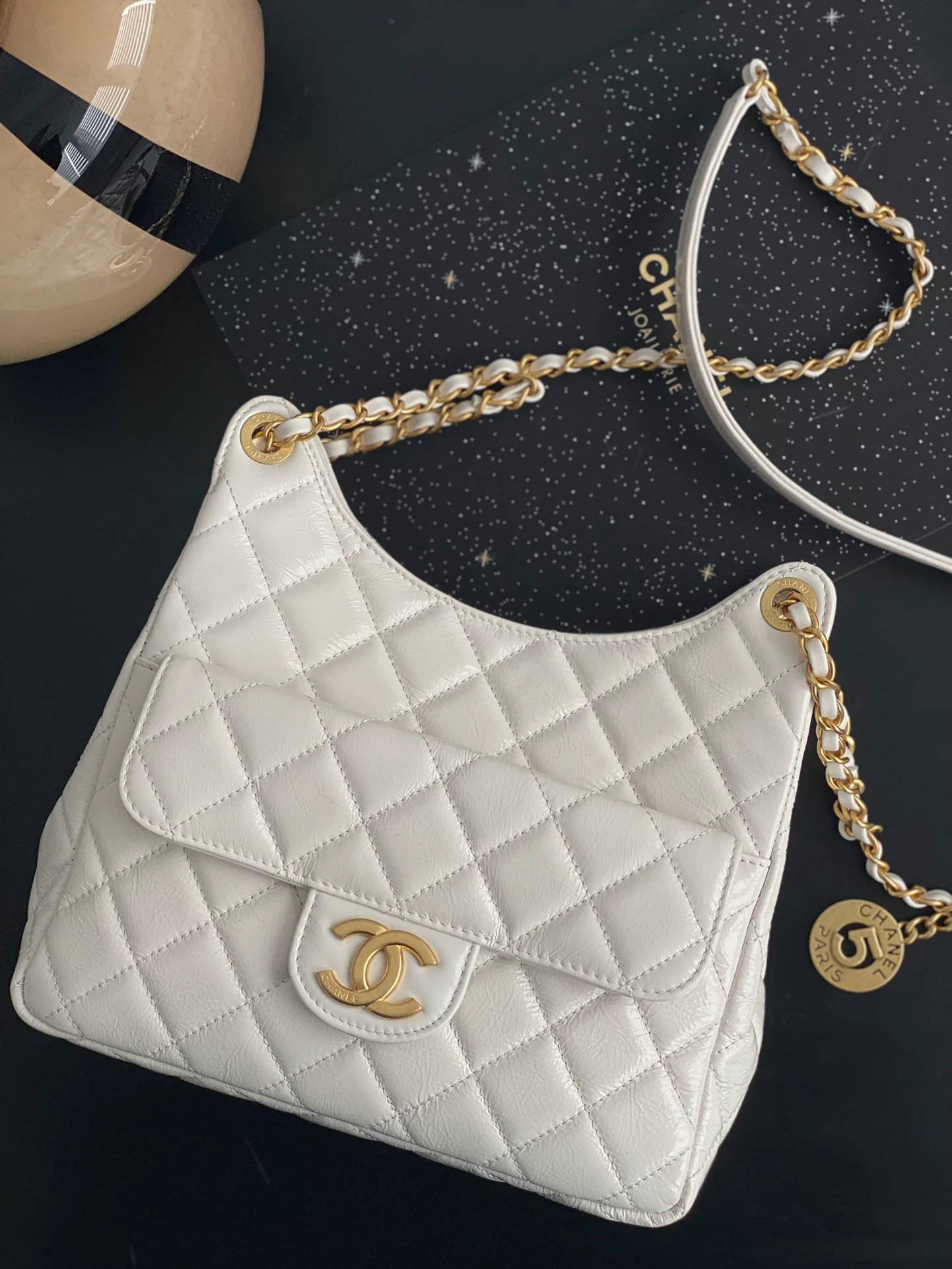 Коллекция Chanel ?Ранняя весна 2023? — сумка-хобо в стиле хиппи — маленькая — белая