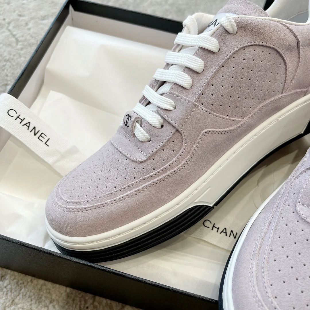 Новинка сезона весна/лето 2023 от Chanel - Кроссовки из телячьей кожи - Телесно-фиолетовые