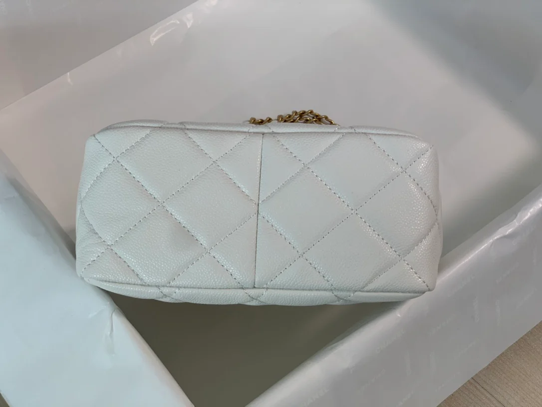 Коллекция Chanel Весна/Лето 2022 - Сумка-хобо Golden Globe - Маленькая - 2 шт.