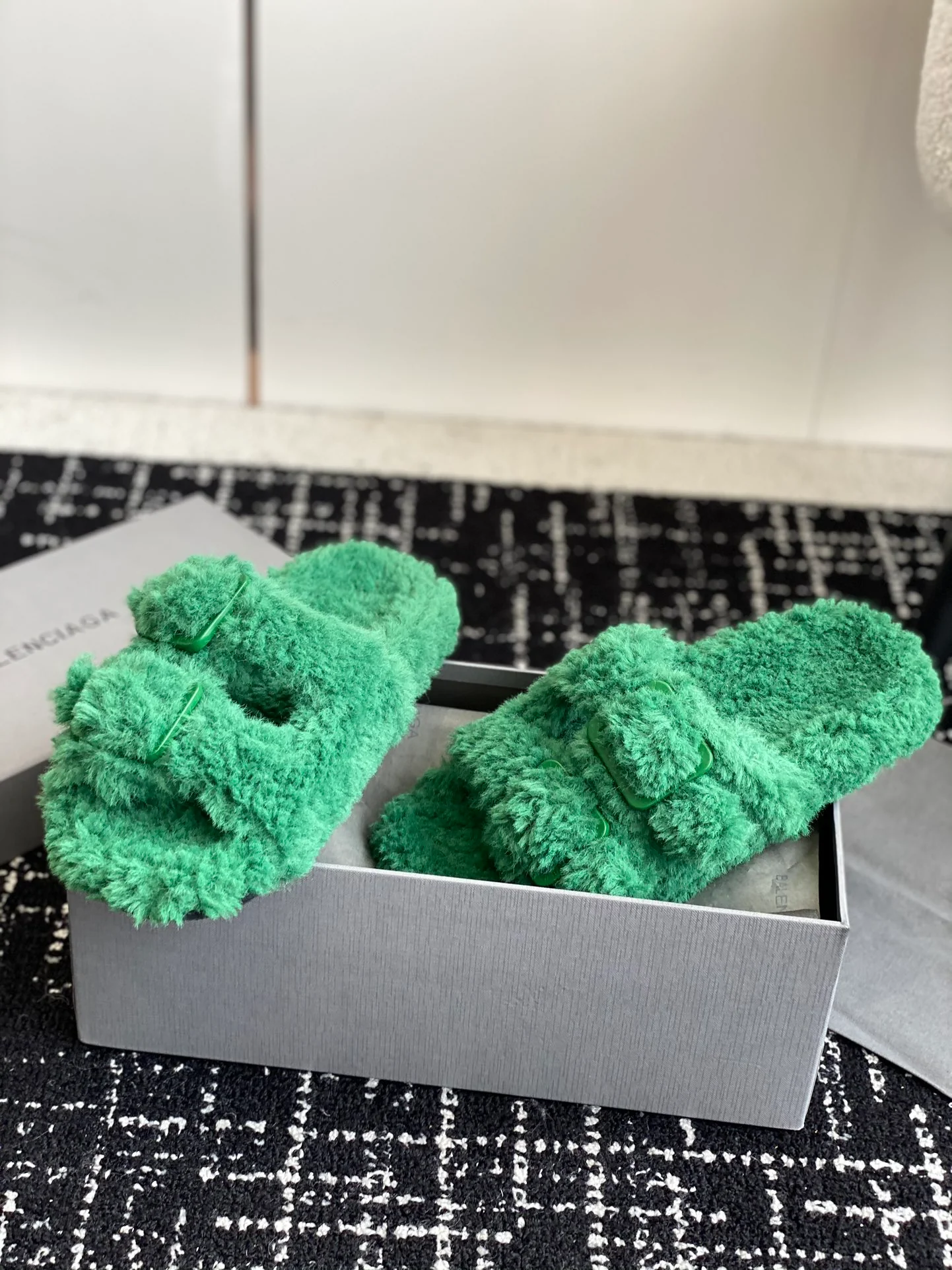 Новинка сезона осень/зима 2023 от Balenciaga — Меховые тапочки — Зеленые с пряжкой