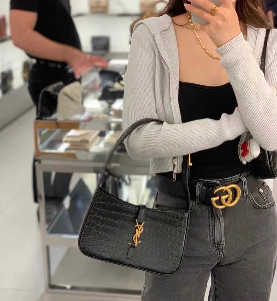 Сумка-седло YSL с вышивкой под крокодиловую кожу и золотой пряжкой.