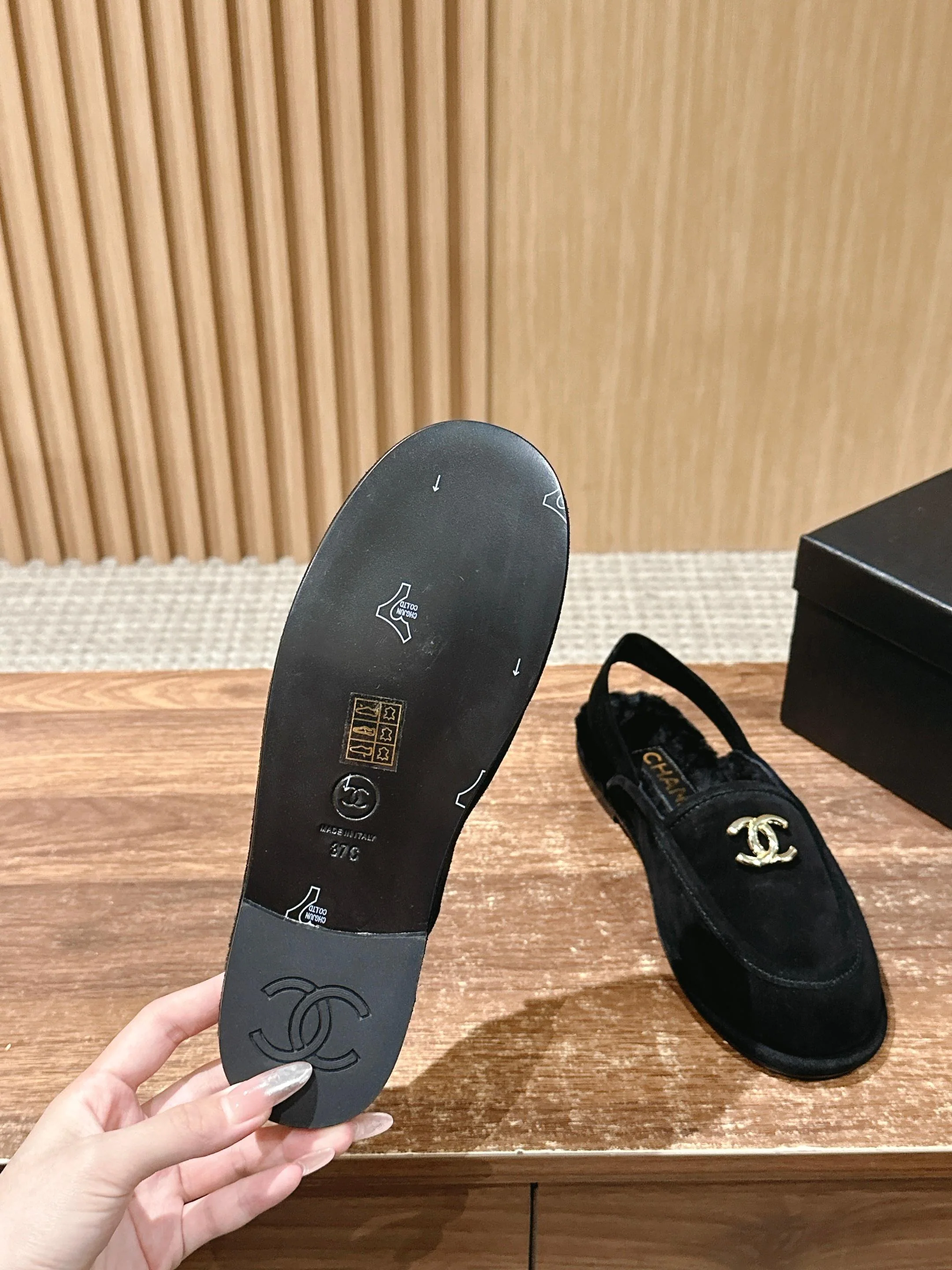 Новая коллекция Chanel 2025 года, начало осени: меховые туфли из черной замши.