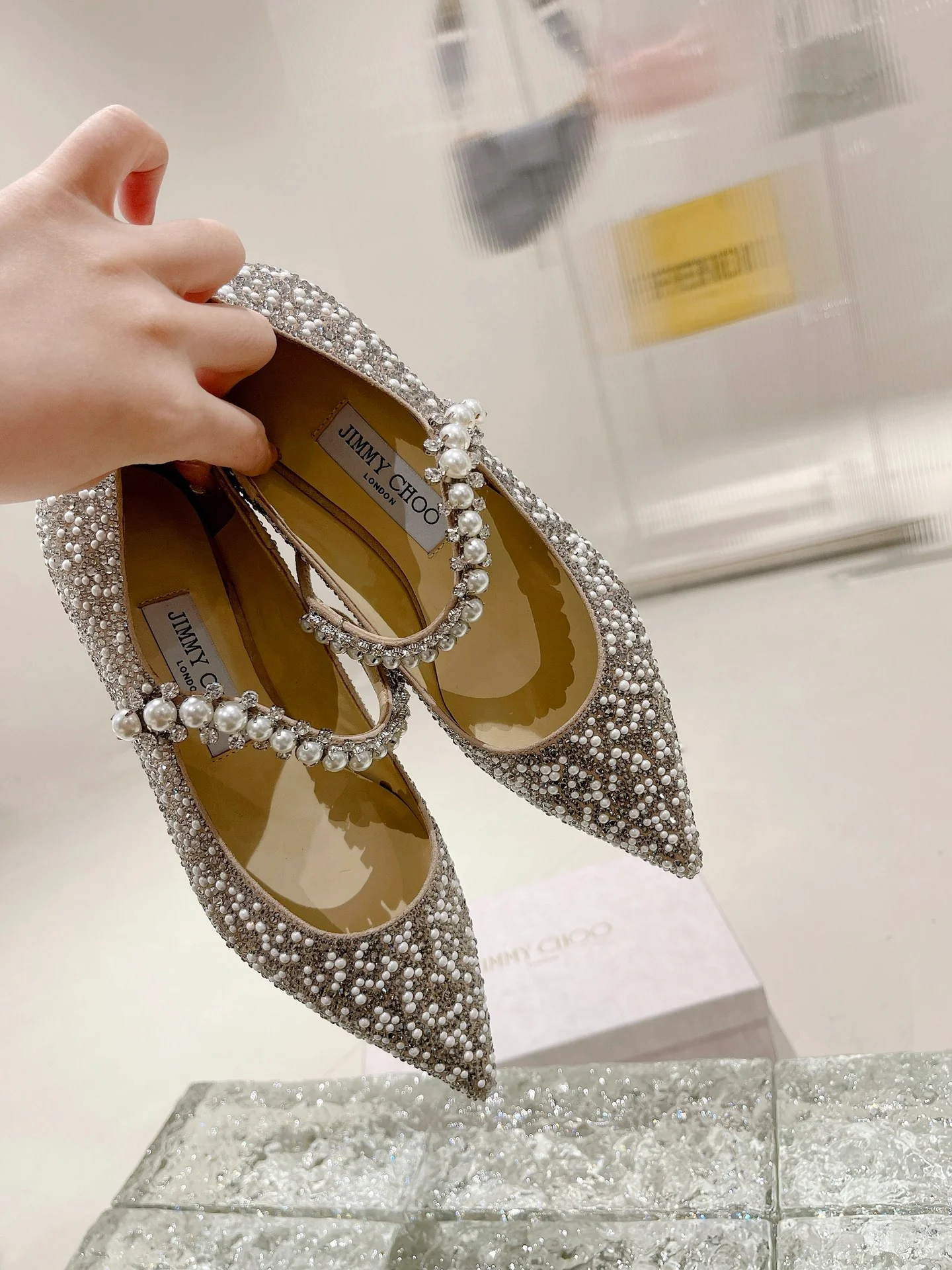 Балетки Jimmy с острым носком и жемчужным блеском - серебристые