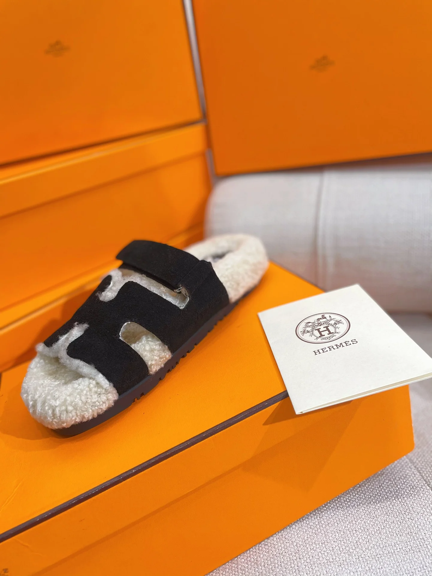 Новинка сезона осень/зима 2022 от Hermes - Домашние тапочки из овечьей шерсти и кожи в стиле пэчворк - Черные - 1 шт.