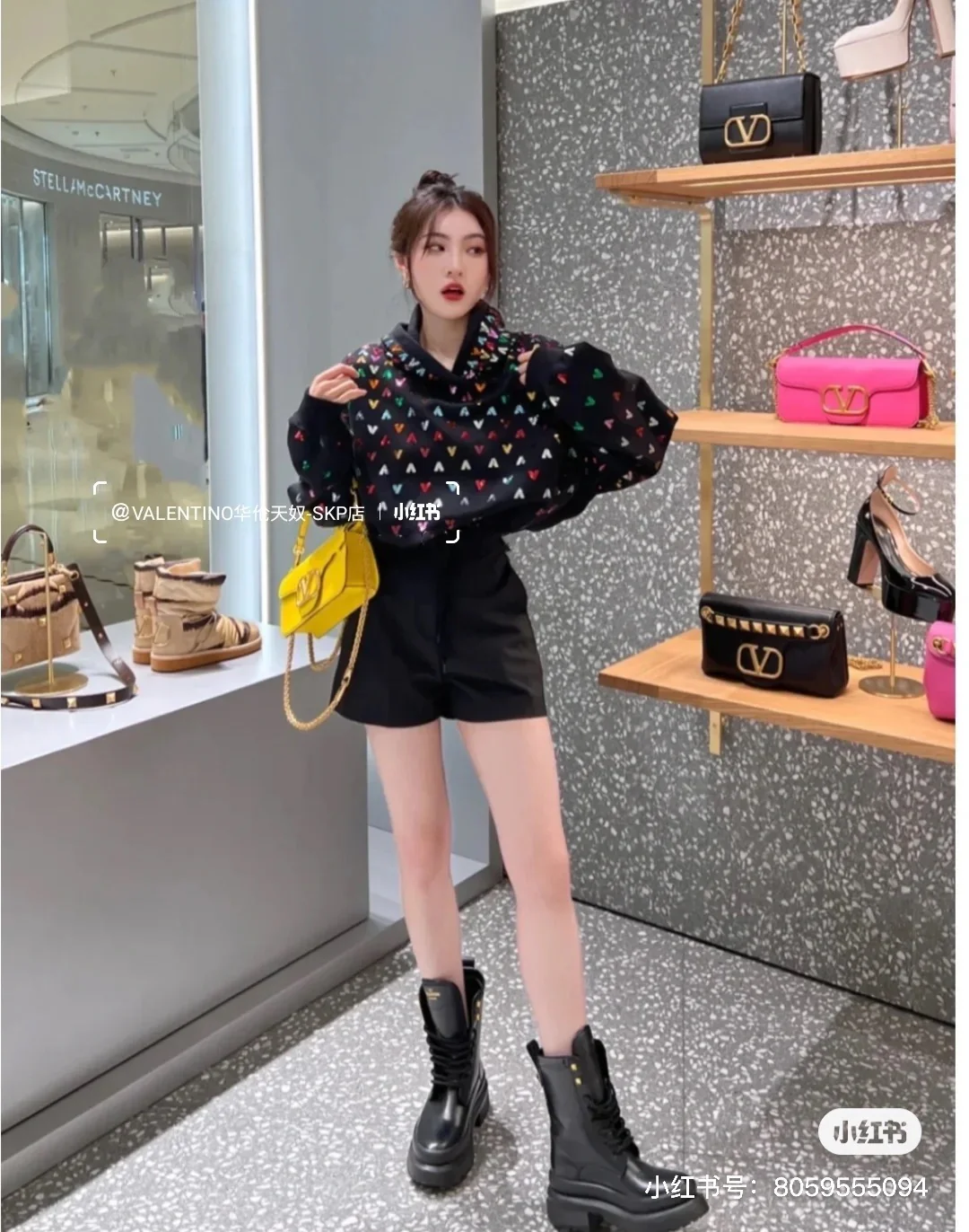 Новинка сезона осень/зима 2022 от Valentino - Ботинки Dr. Martens - 1