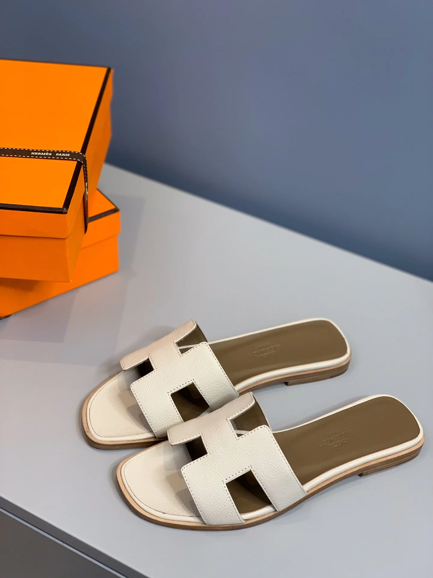 Новинка 2022 года от Hermes - Тапочки с отпечатком руки - Белые