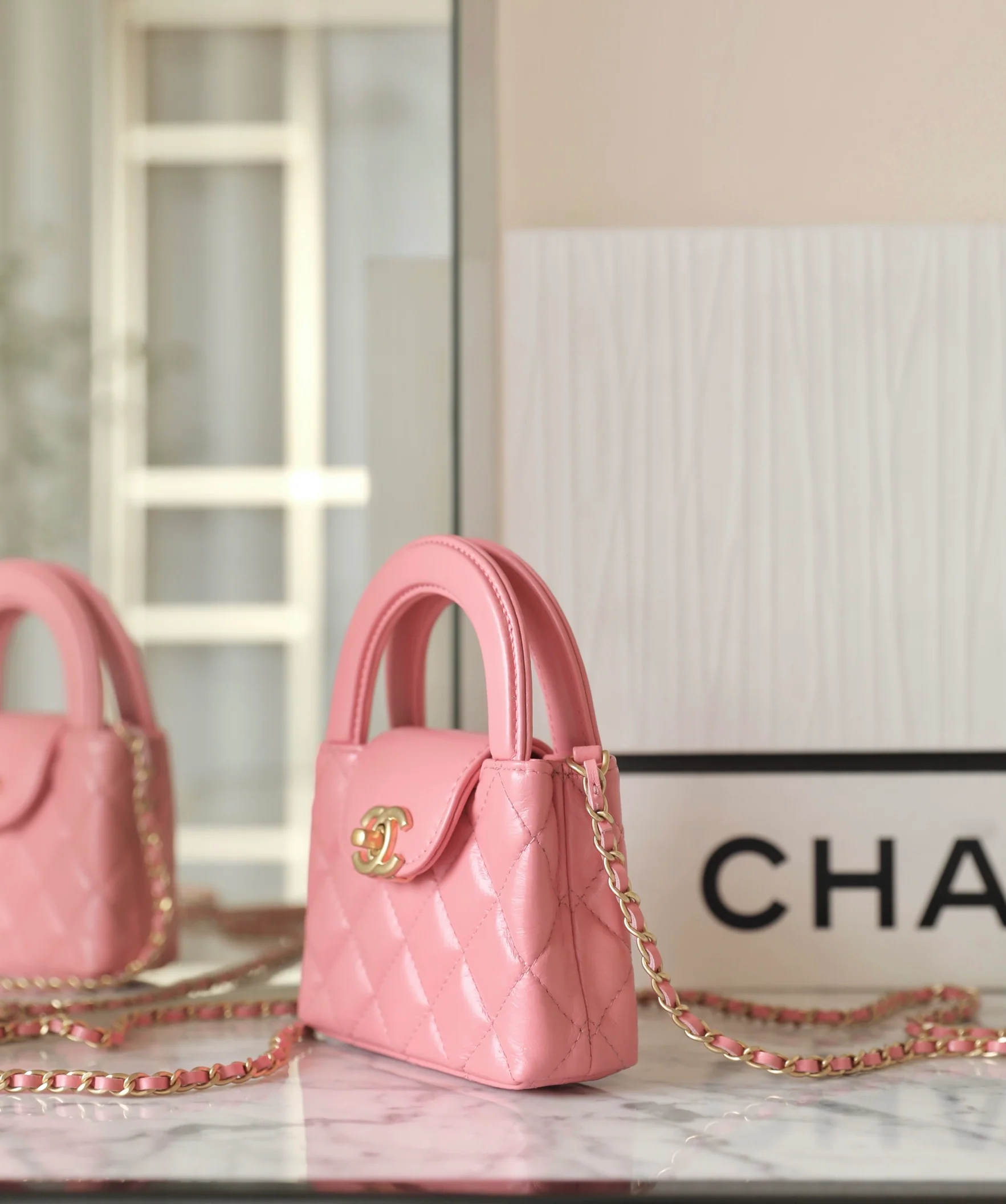 Мини-сумочка Chanel Kelly на цепочке - кораллово-розовая