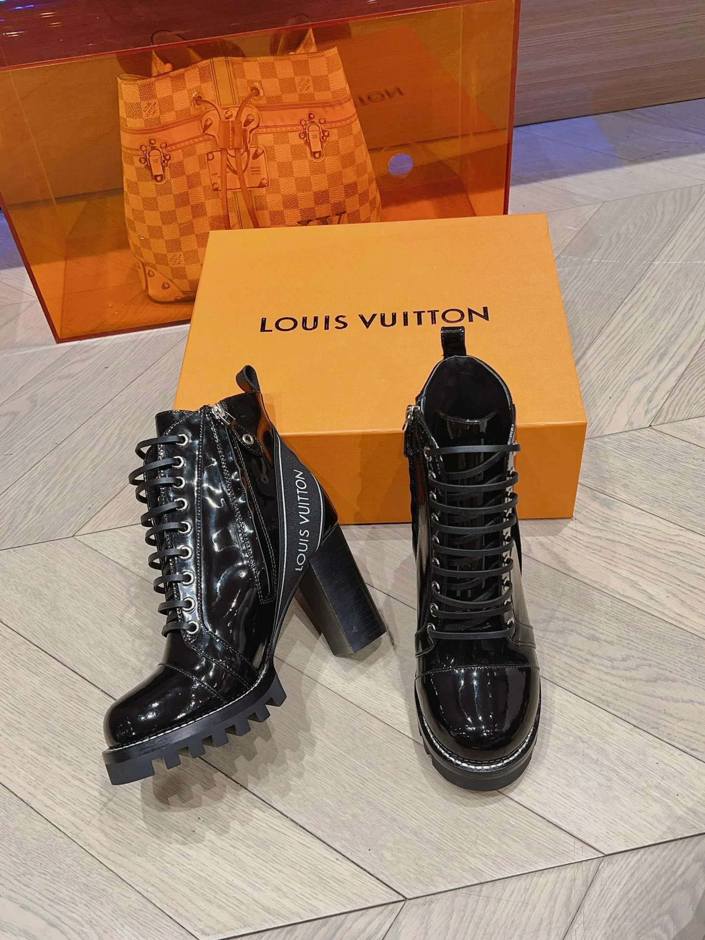 LV - Новинка сезона осень/зима 2023 - Ботильоны на высоком каблуке - Лакированная кожа, черные - Модель 2