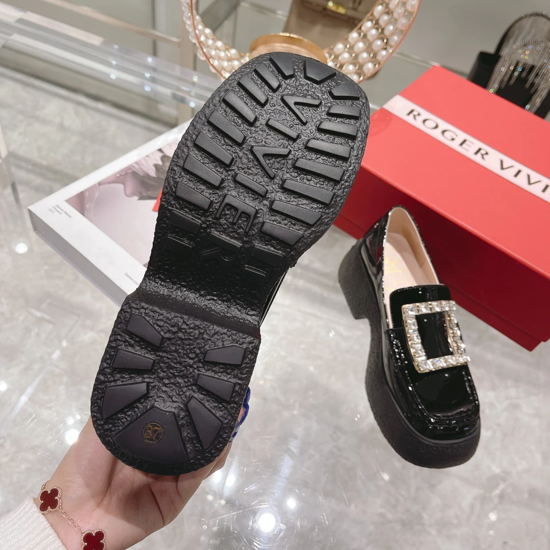 Новые лоферы RV из коллекции осень/зима с отделкой стразами.