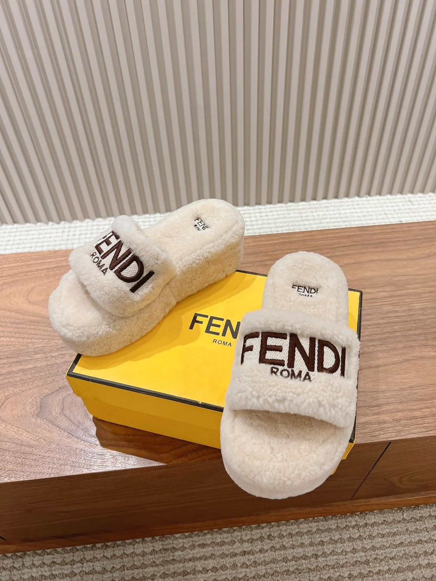 Fendi 2024 - Меховые тапочки - Белые