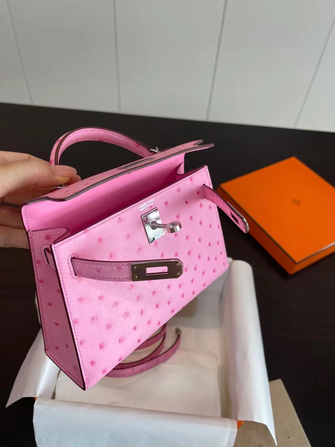 Миниатюрная пряжка Hermes Kelly Mini 2nd Generation из страусиной кожи с эффектом ?пузырьковой пудры?