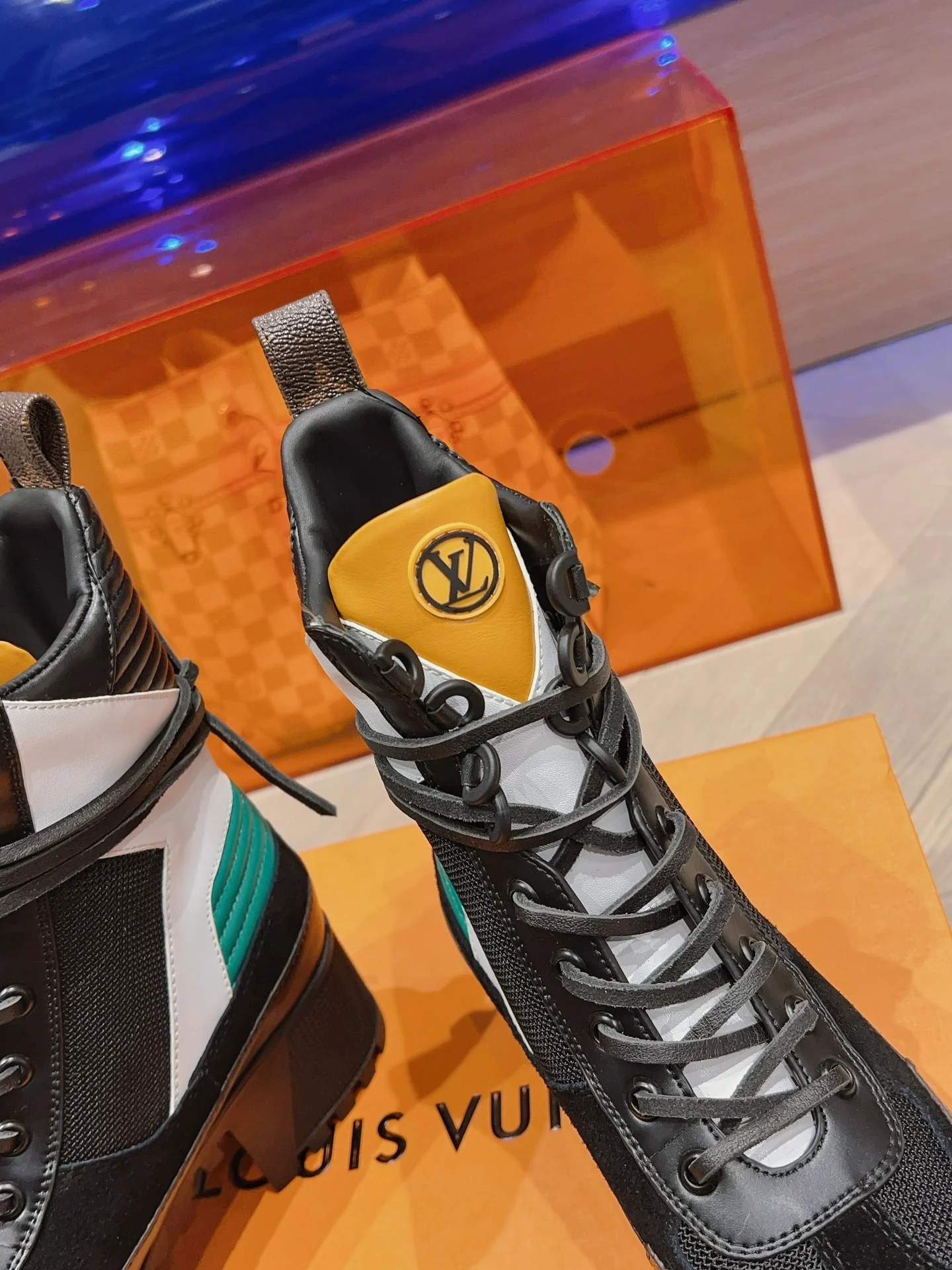 Классические ботинки Dr. Martens на высоком каблуке от LV — бело-голубая монограмма.