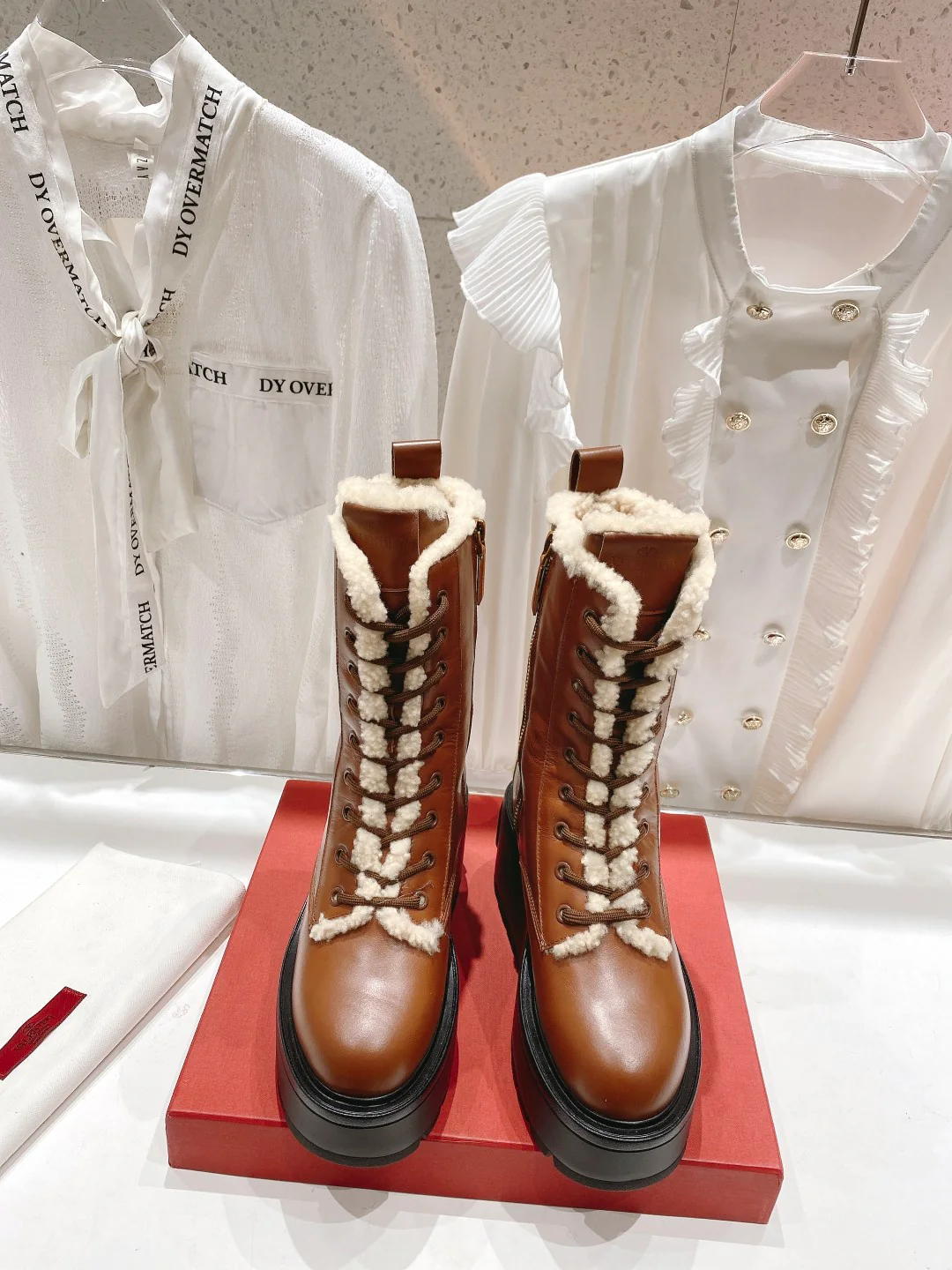 Ботинки на платформе Valentino с подкладкой из овчины — верблюжьего цвета.