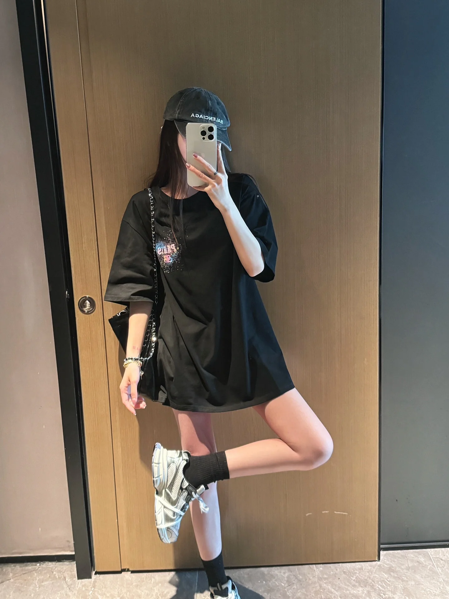 Футболка Balenciaga 2403 с расписным узором, свободного кроя, с коротким рукавом - черно-белая