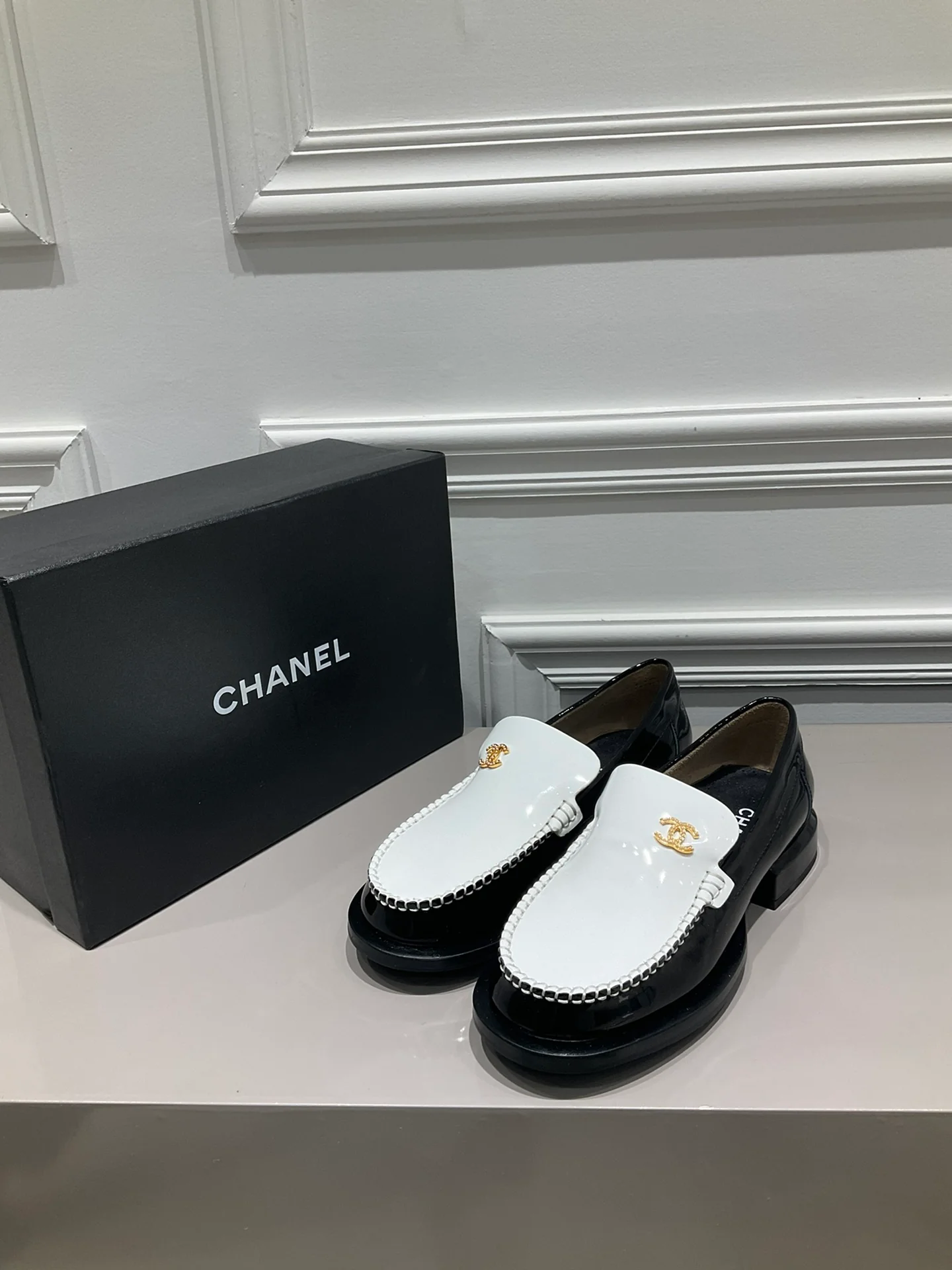 Коллекция Chanel весна/лето 2023 — Лоферы с бриллиантовой пряжкой — Белые