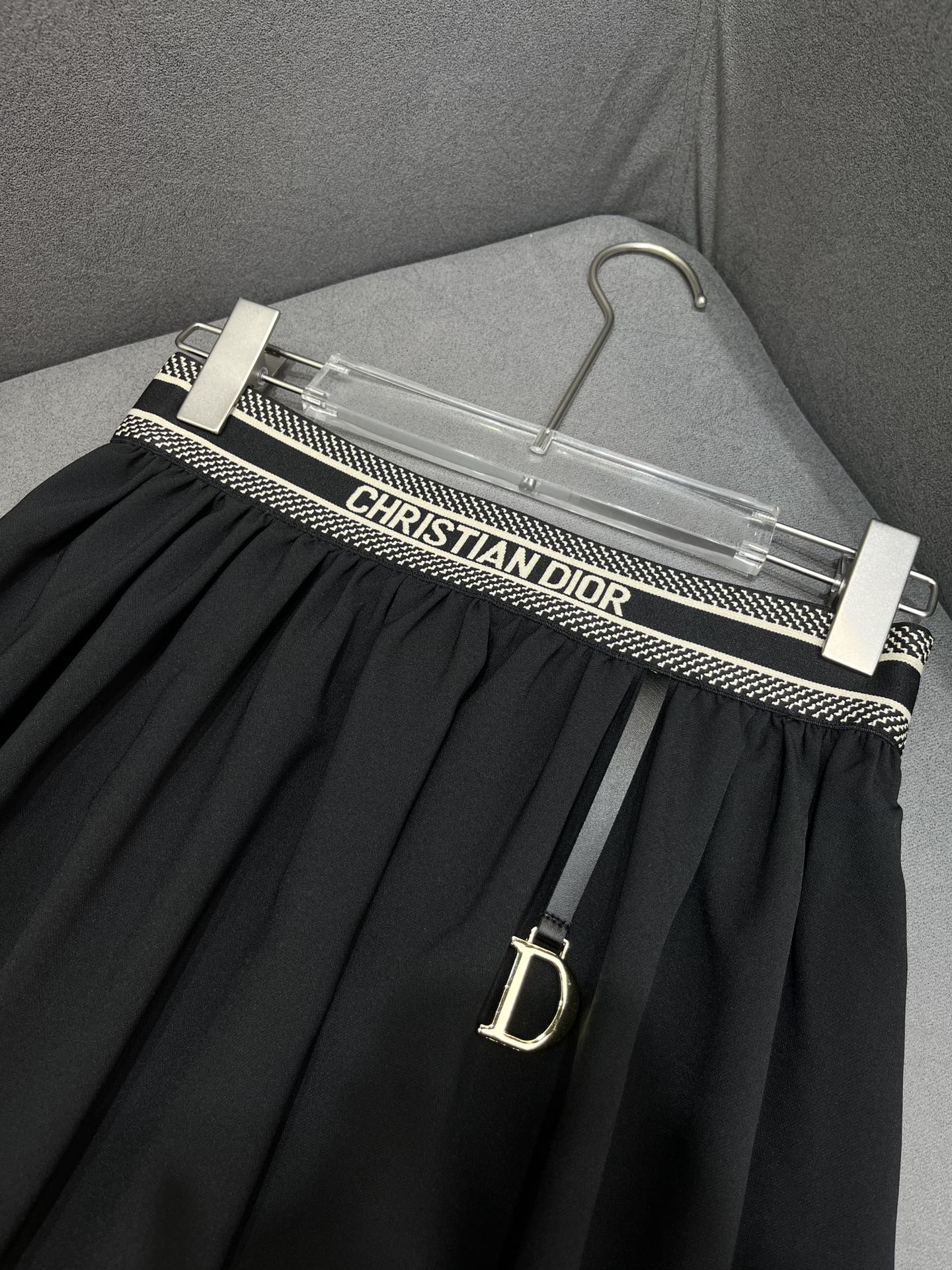 Летняя юбка Dior 2403-24ss с кожаным подвесным элементом в виде буквы - черная
