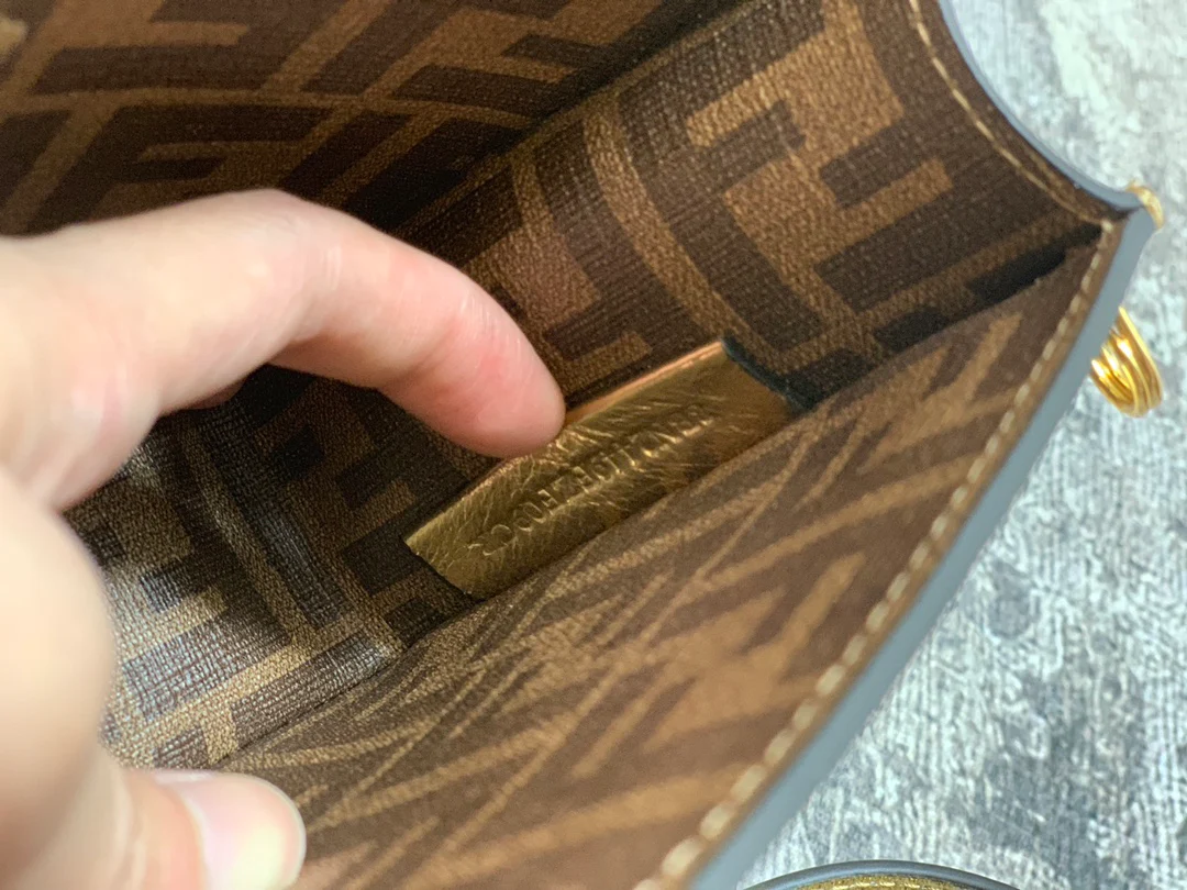 Сумка Fendi Baguette - результат сотрудничества дизайнеров.