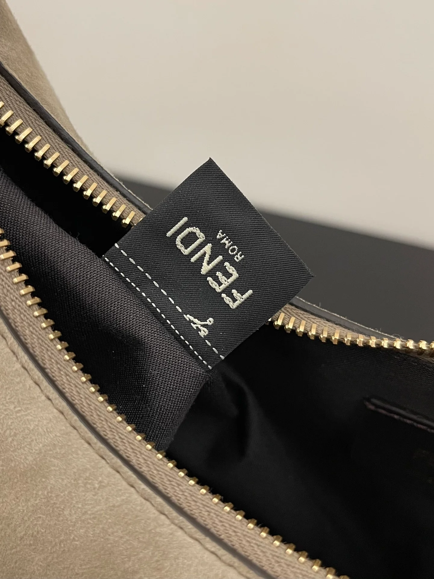 Fendi-fendigraphy — Маленькая серая замшевая сумка подмышками