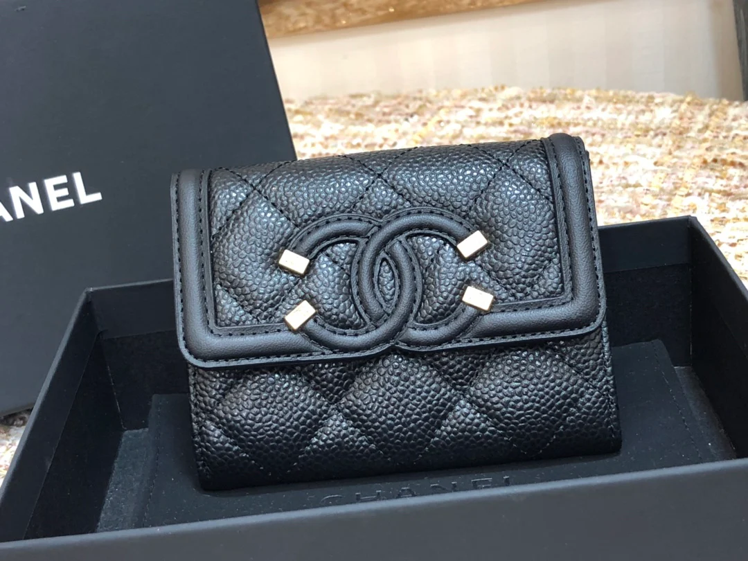 Винтажный кожаный двухслойный держатель для карт Chanel CC с антикварной фурнитурой.