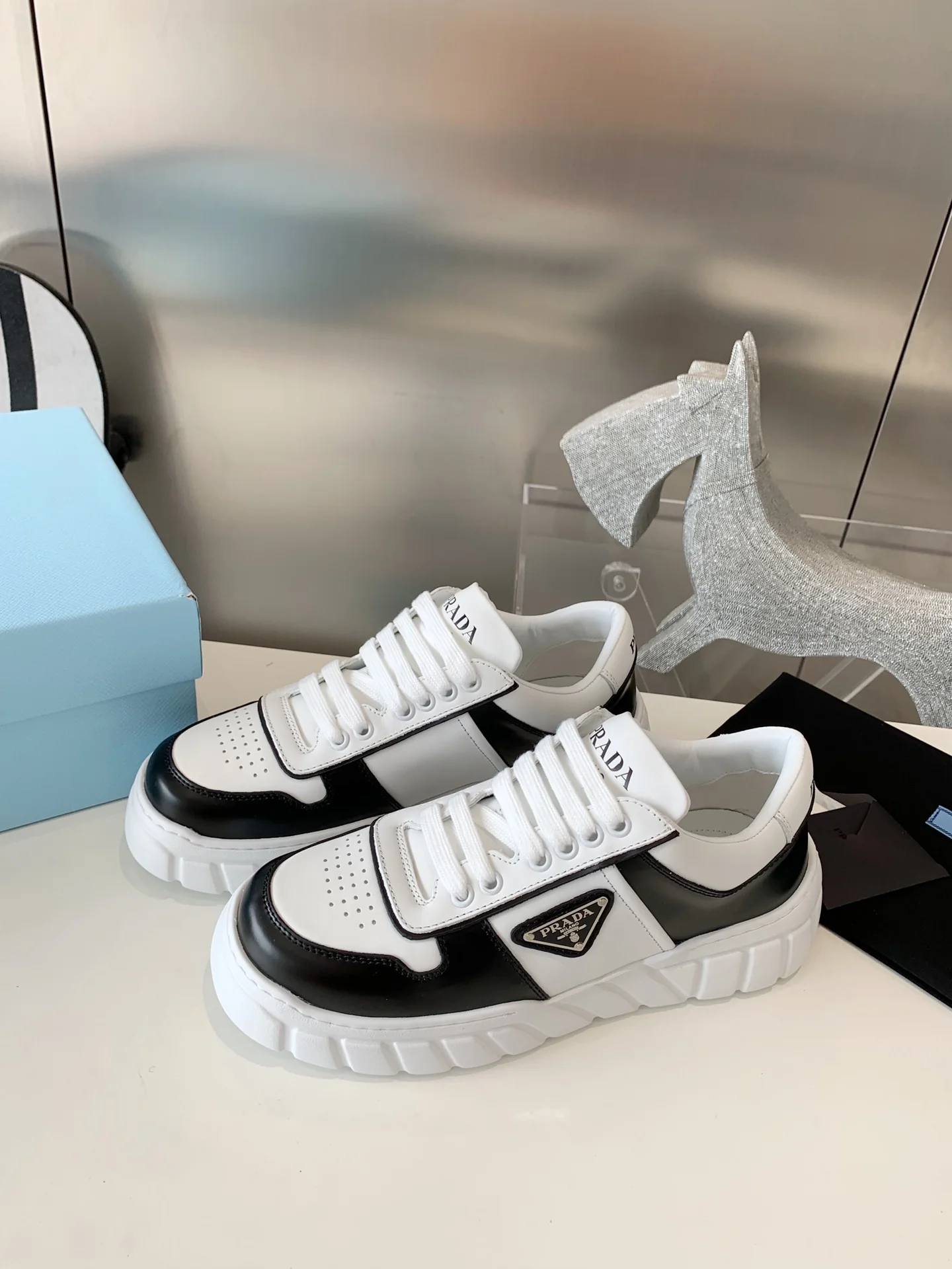 Prada - Новинка сезона осень/зима 2022 - Повседневные туфли на платформе