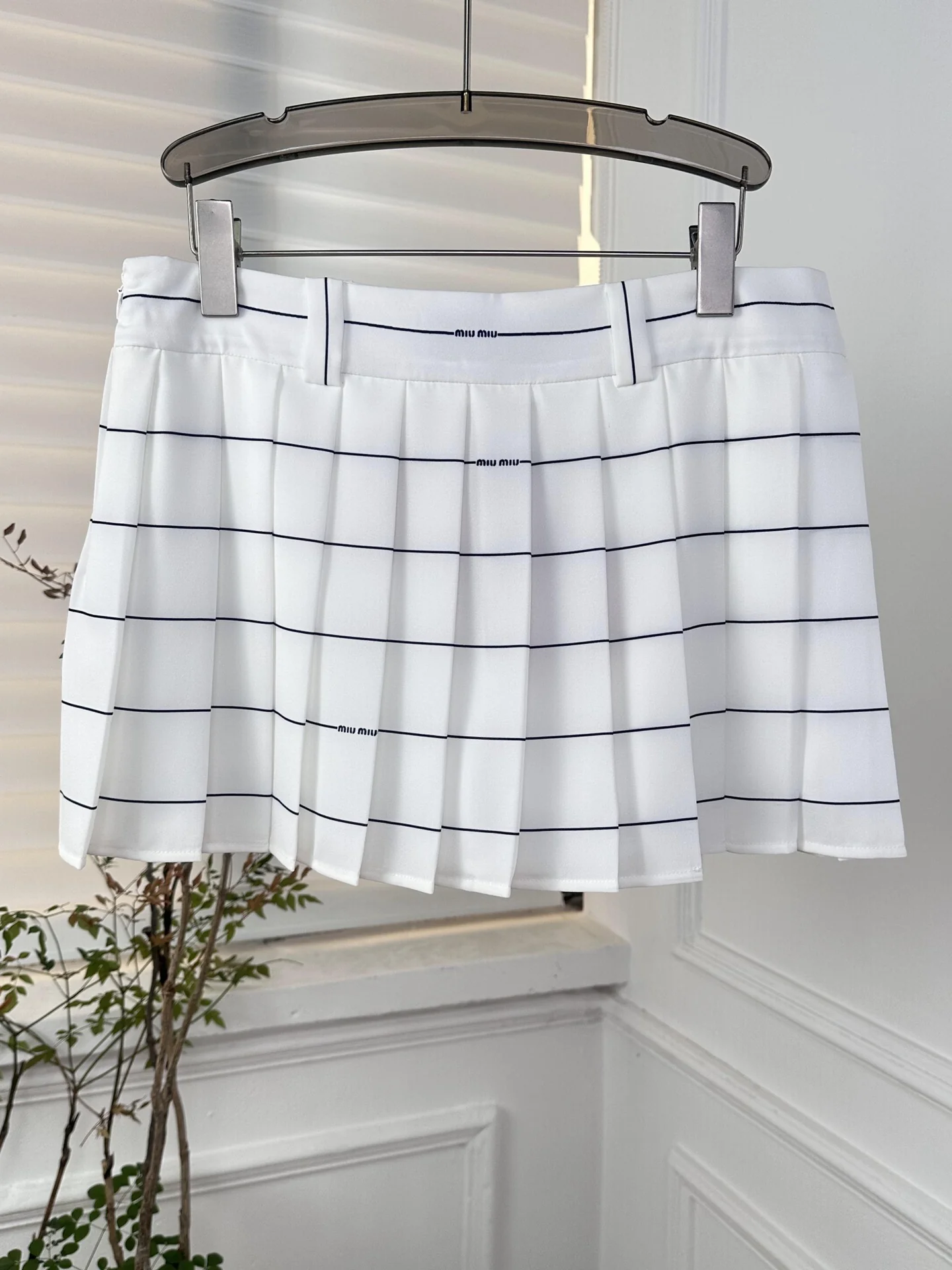 Miu Miu - 2404 - Полосатый струящийся жилет с бантом и полосатая плиссированная юбка - Белый