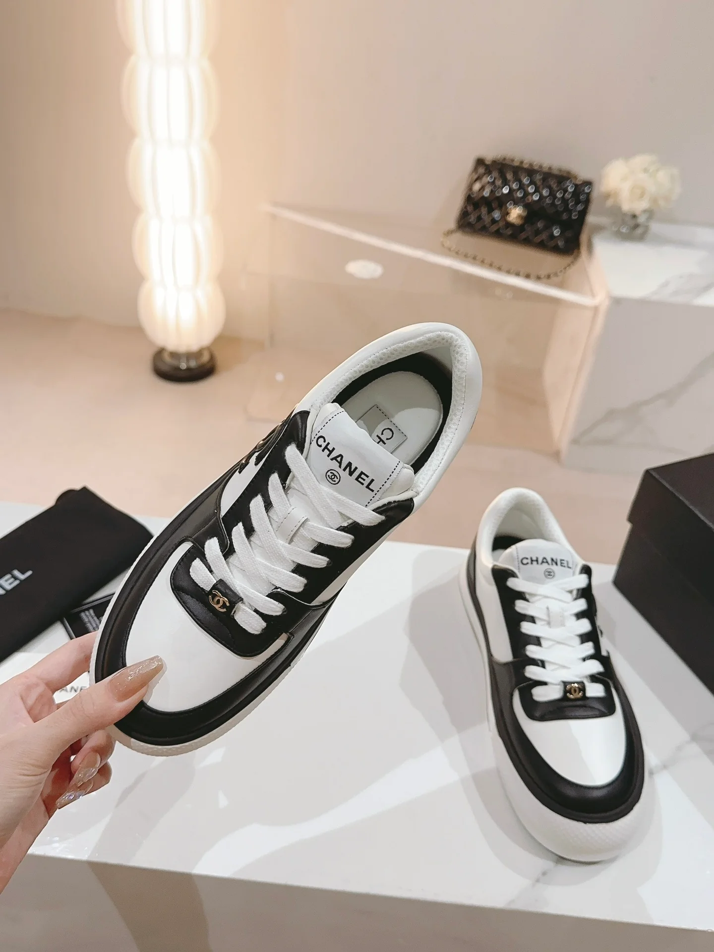 Новые поступления коллекции Chanel весна/лето 2023 - Кроссовки - Повседневные кроссовки - Черно-белые