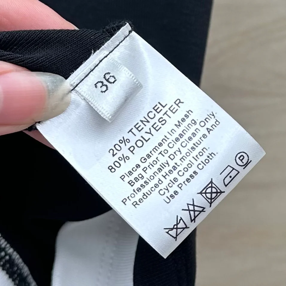 Новинка сезона весна/лето 2024 от Miu Miu: многослойный, культовый универсальный жилет — черный.