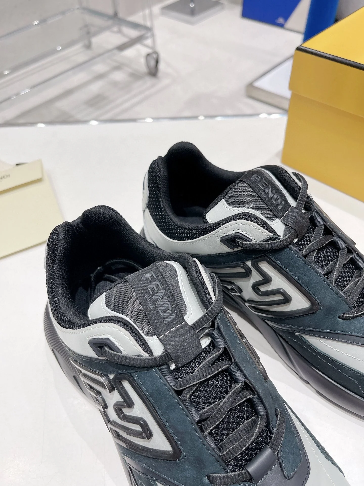 Новинки осенне-зимней коллекции Fendi 2022 — ретро-кроссовки — массивная обувь — парный стиль