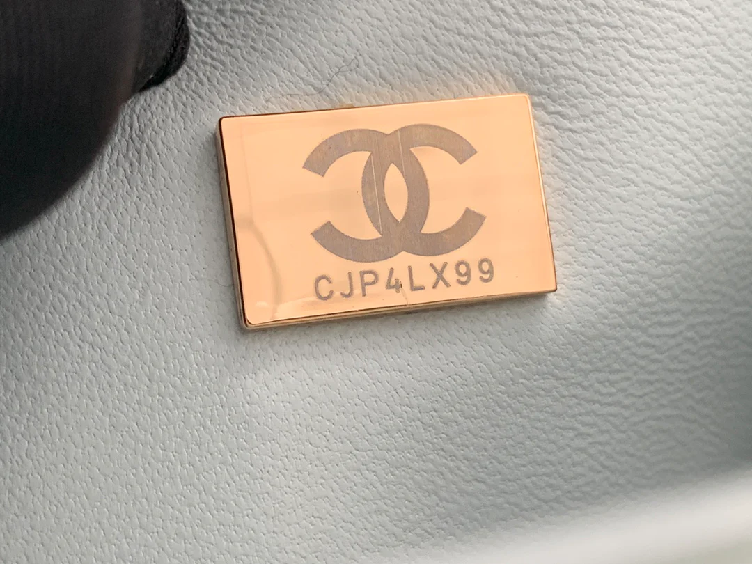 Новая сумка-тоут Chanel весна/лето 2022 — серая.