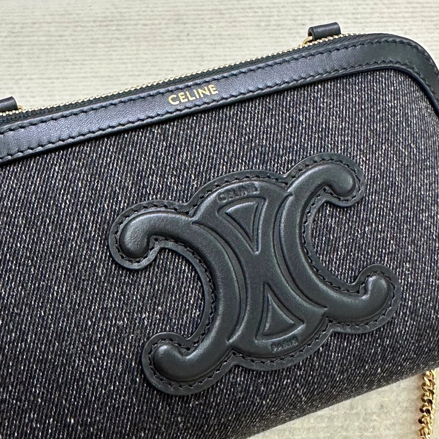 Сумка Celine из джинсовой ткани с вышивкой и цепочкой из ракушек