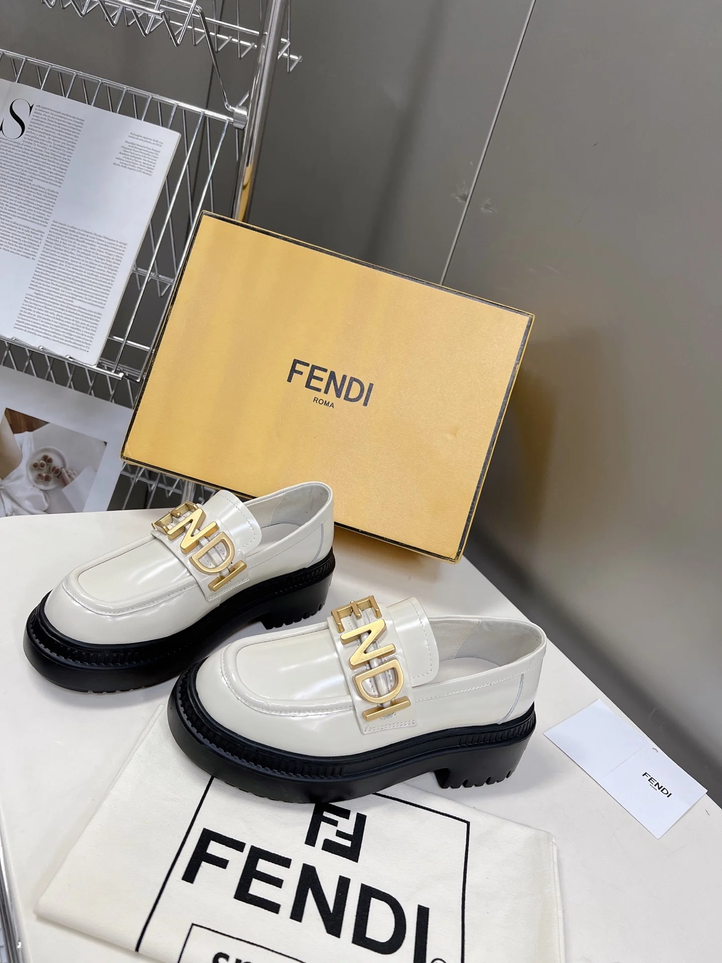 Новинка весны 2022 года от Fendi - туфли Letter Afro - белые.