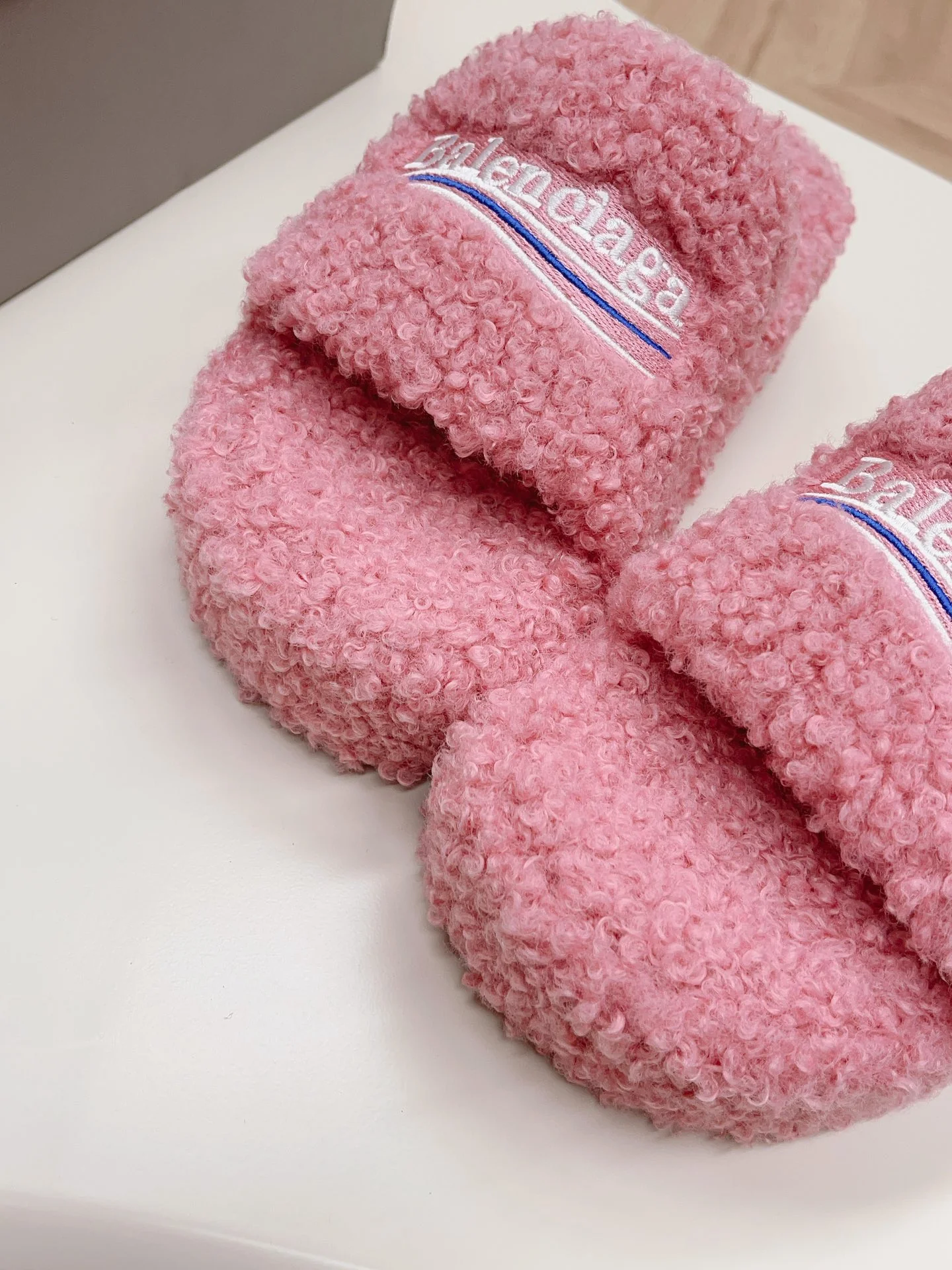 Новинка Balenciaga 2023 года - Меховые тапочки на платформе - Серые - 1