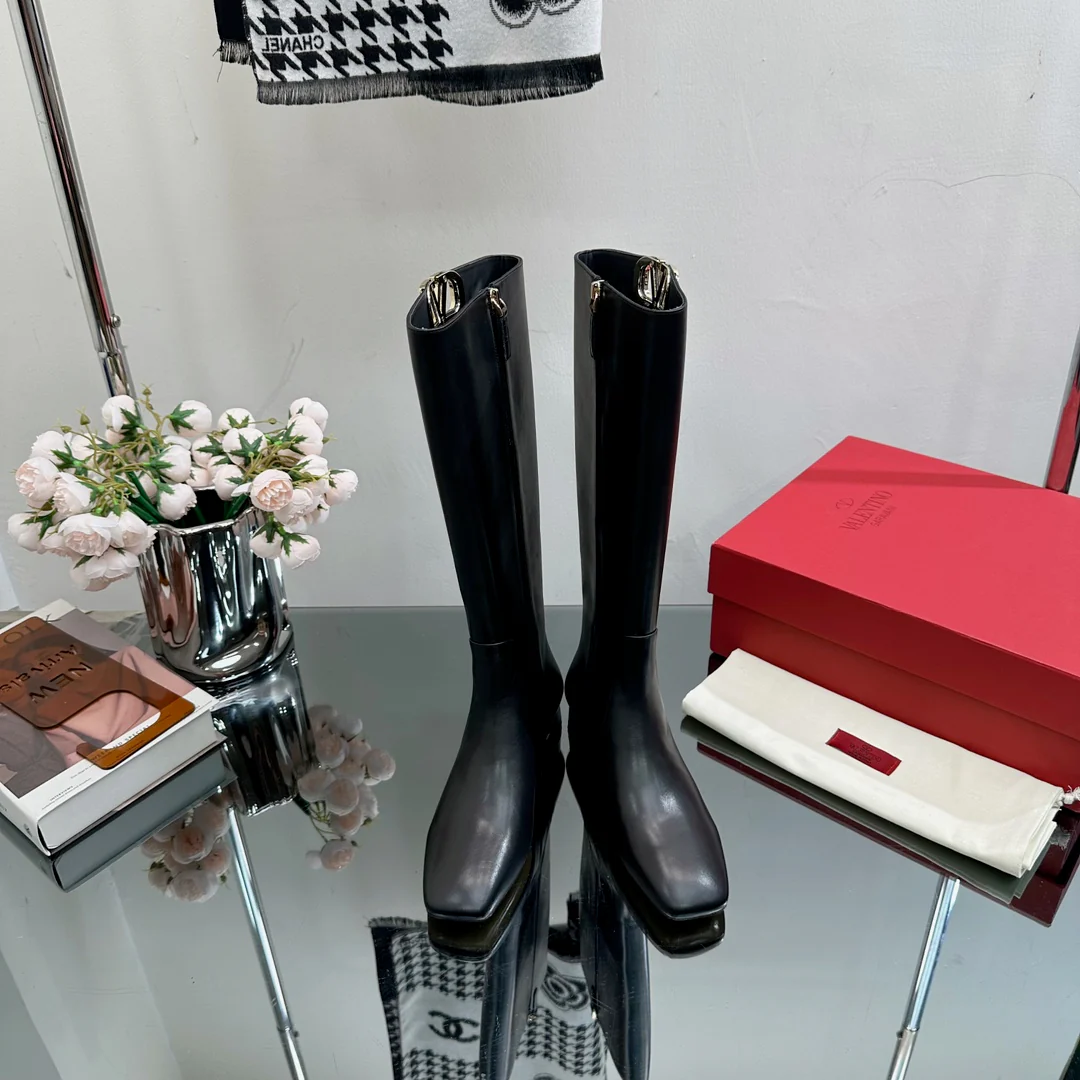 Новинка сезона осень/зима 2023 от Valentino — Ботинки на массивном каблуке с небольшим V-образным логотипом — Черные