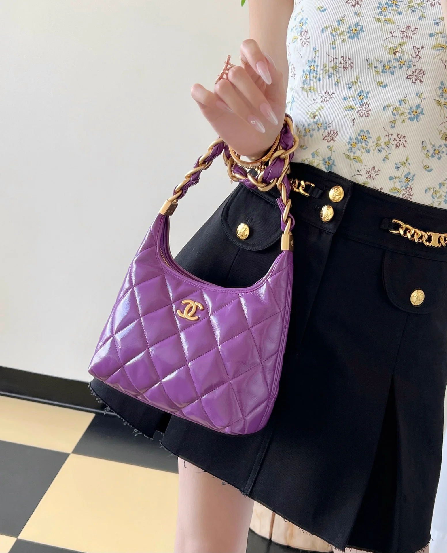 Сумка Chanel 24a Métiers d'Art из глянцевой овечьей кожи, маленькая, фиолетовая.