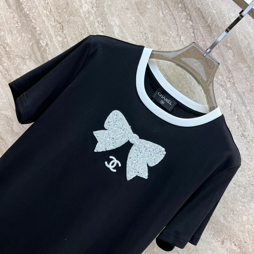 Футболка Chanel 2403 с вышитым бантом и пайетками, с короткими рукавами - черная