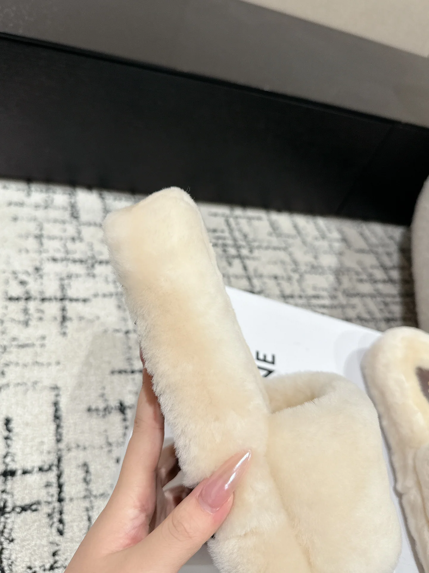 Celine 2024 - Белые меховые тапочки