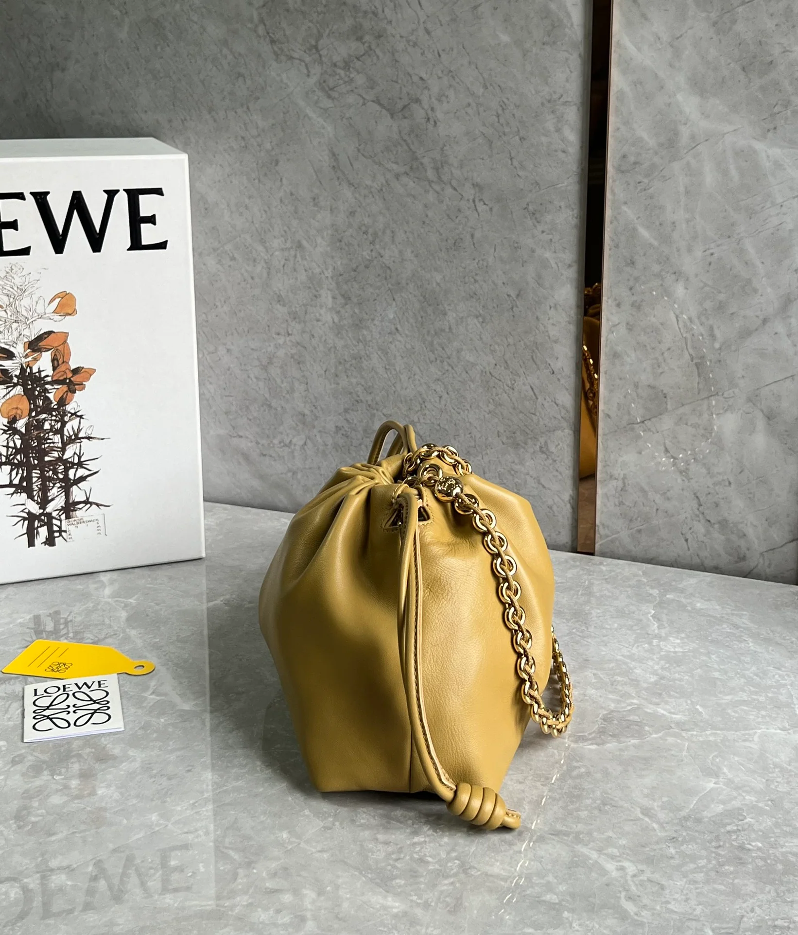 Сумка Loewe Flamenco из овечьей кожи с цепочкой — большая, горчично-желтого цвета.
