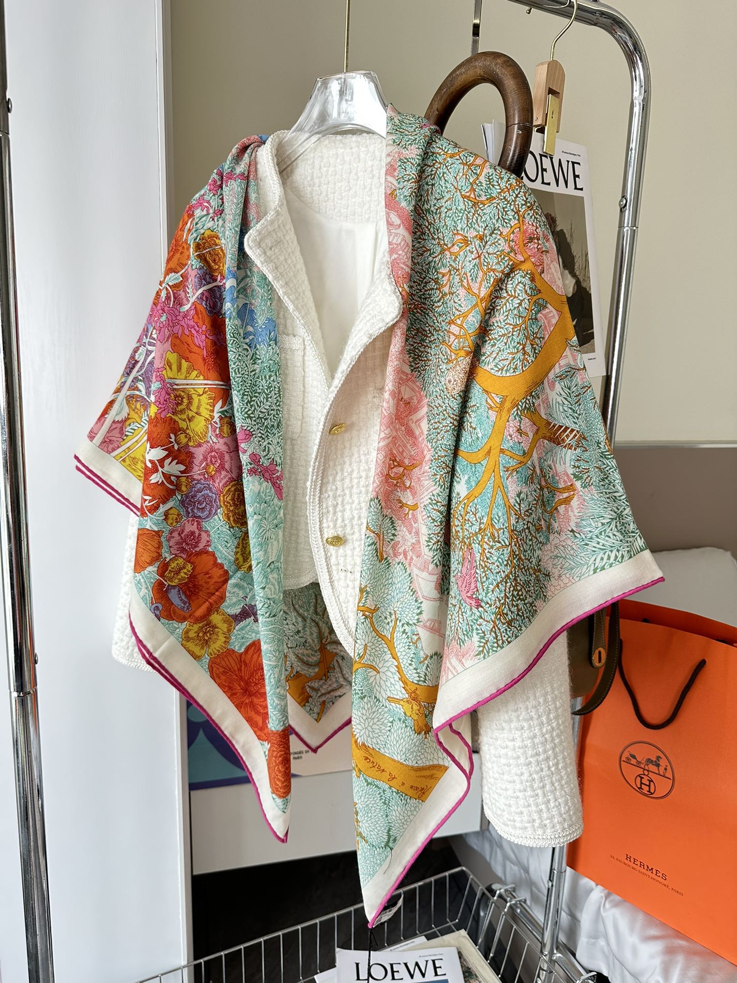 Большой носовой платок Hermes 2024 с рисунком в виде брызг краски.